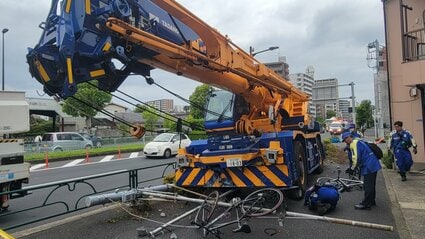 速報】クレーン車が歩道に突っ込み、4人けが　葛飾区